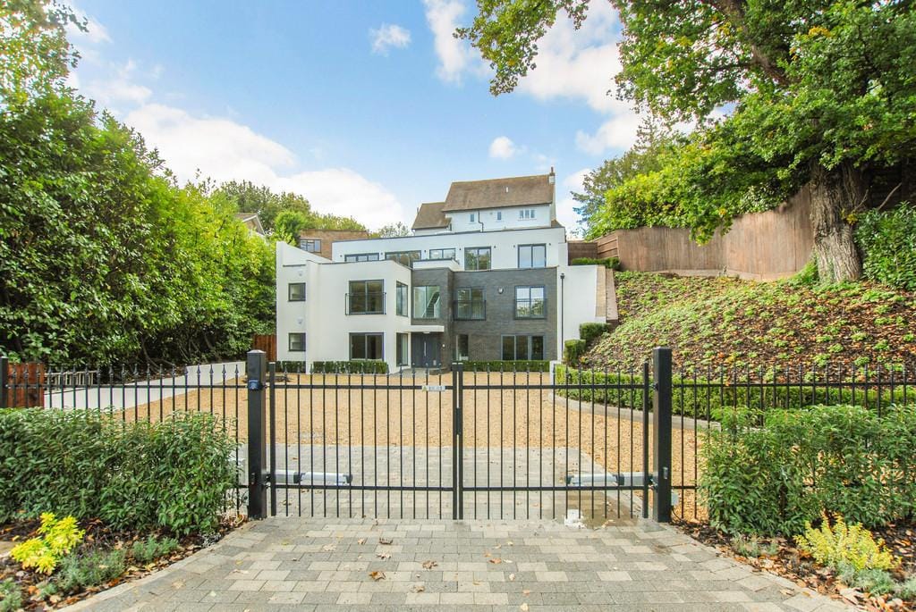 £680k multi-property refinance in Gerrards Cross completed in 11 days. image