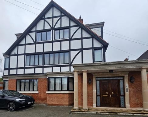 £2.36m business capital raising in Surbiton: Bridging loan on freehold houses. image