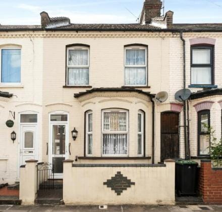 Luton refurbishment finance: £204k bridging loan for purchase and works. image